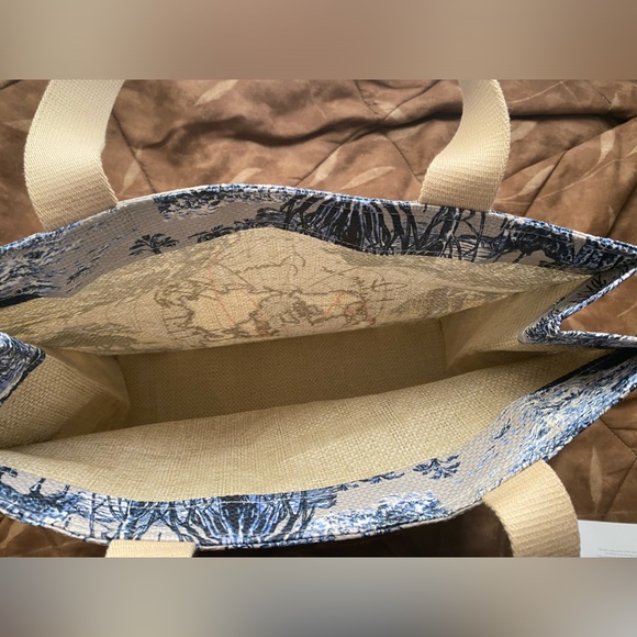 Limited Edition Dior “Around the World” tote book bag New (beauty dept) - Picture 8 of 12